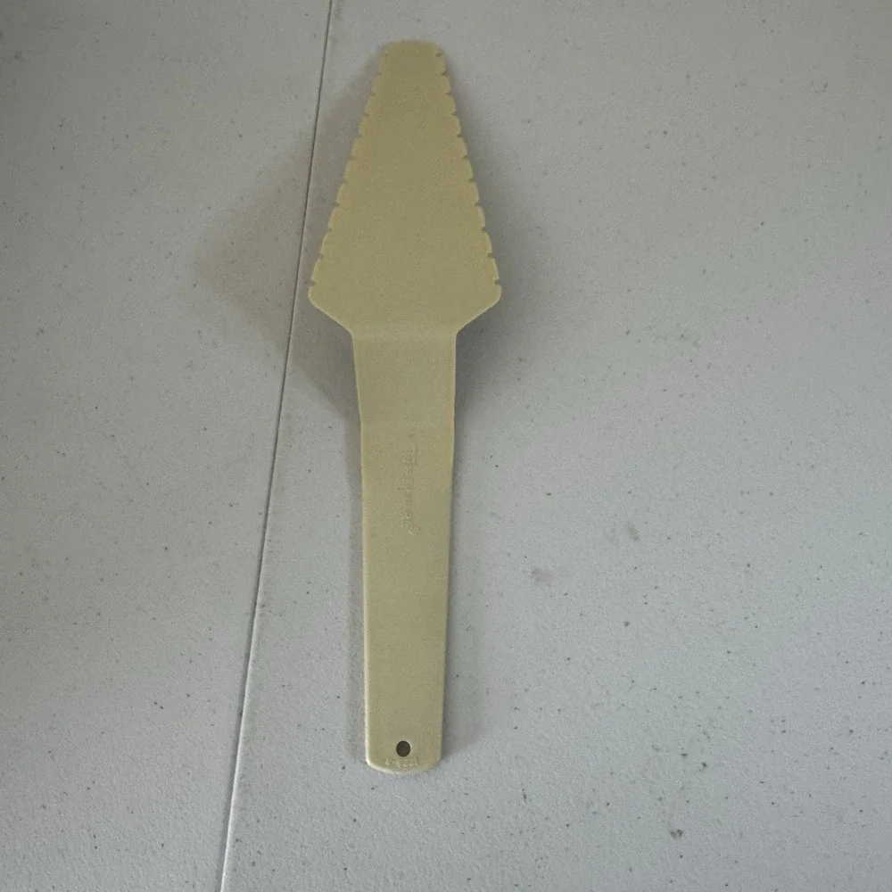 Tupperware Pie Cake Quiche Server Ivory White Plastic 10.5-Inch 1228-8 Vintage